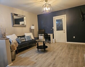 Living area - Curby 2-bedroom apartment is warm and comfortable in Deseronto (Deseronto)