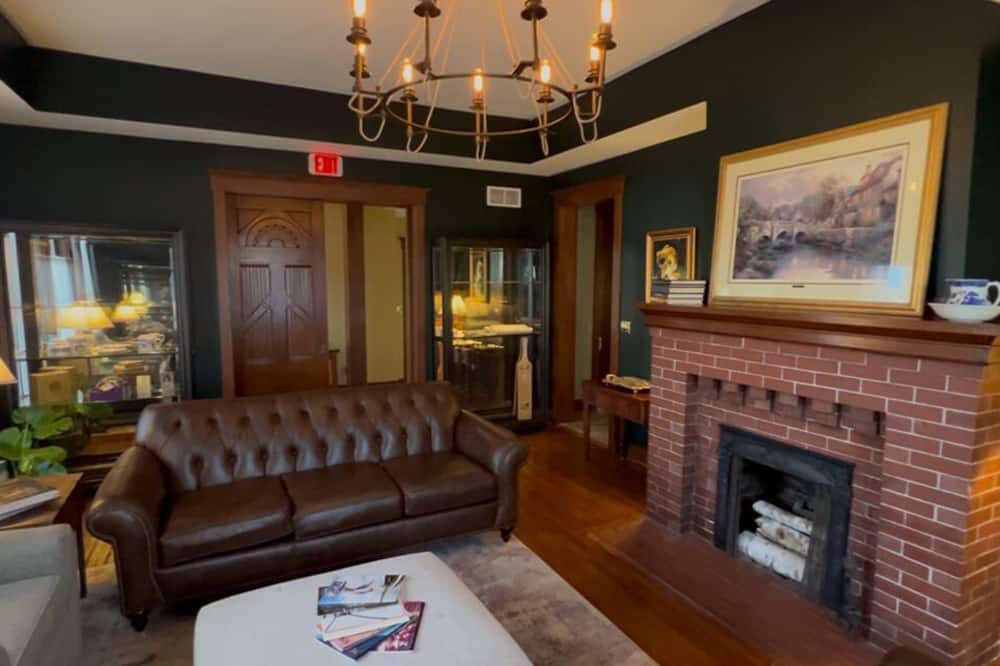 Charleston House Bed & Breakfast Inn - Oakland, IL