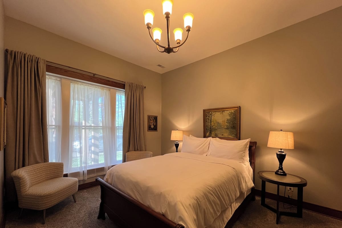 أغطية فراش متميزة وأسرّة بطبقة علوية مريحة وبديكورات فريدة لكل غرفة