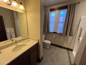 Phòng Suite phong cách cổ điển | Phòng tắm | Buồng tắm vòi sen, đồ dùng nhà tắm miễn phí, máy sấy tóc