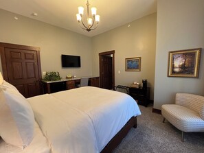 Classic Suite | Premium bedding, pillowtop beds, individually decorated - Charleston House Bed & Breakfast Inn (Charleston)