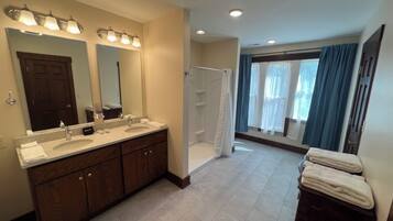 Classic Single Room | Bathroom | Shower, free toiletries, hair dryer, slippers