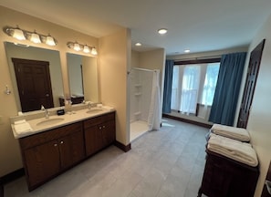Classic Single Room | Bathroom | Shower, free toiletries, hair dryer, slippers - Charleston House Bed & Breakfast Inn (Charleston)