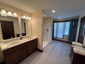 Classic Single Room (Top Floor) | Bathroom | Shower, free toiletries, hair dryer, slippers - Charleston House Bed & Breakfast Inn (Charleston)