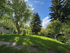 Property grounds - Cute and cozy suite - perfect for short stays! (Salmon Arm)