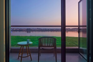 ห้องดีลักซ์ดับเบิล, ระเบียง, วิวแม่น้ำ | ลานระเบียง/นอกชาน