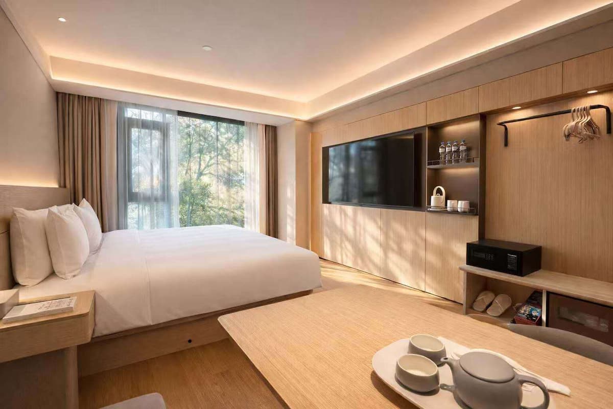 Habitación doble estándar | Ropa de cama de alta calidad y caja de seguridad en la habitación