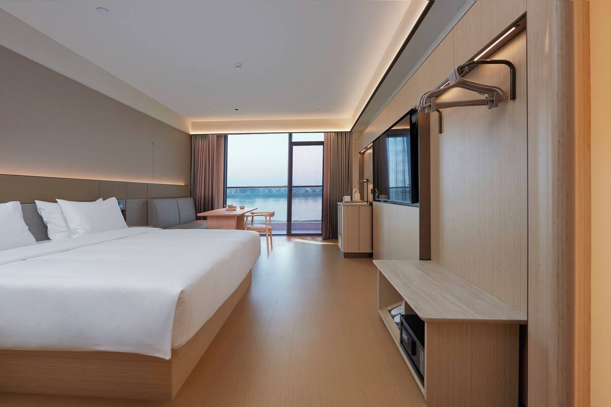 Executive Double Room, Balcony, River View | Premium bedding, in-room safe, blackout drapes, soundproofing