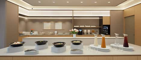 Morgunverðarhlaðborð daglega (10 USD á mann)