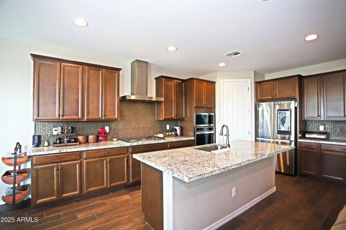 Beaitiful 4-bedroom house in peaceful Litchfield Park with AC and Heating.