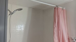 Serviettes fournies, savon, papier toilette