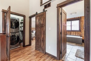 6 bedrooms, travel cot, WiFi, bed sheets - Aspen & Antler Lodge • Hot Tub • 2 Cabins (Island Park)