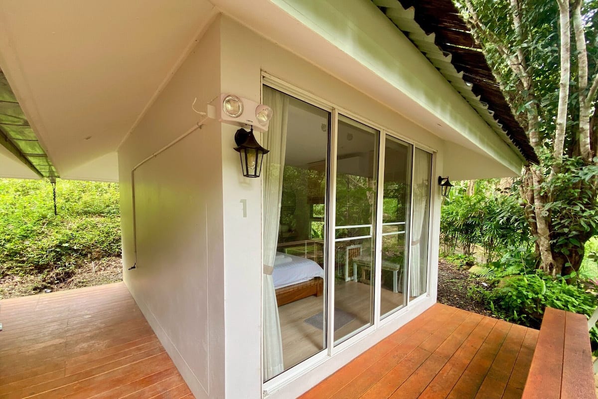 Classic House, 1 King Bed, Non Smoking, Garden View | Blackout drapes, soundproofing, free WiFi