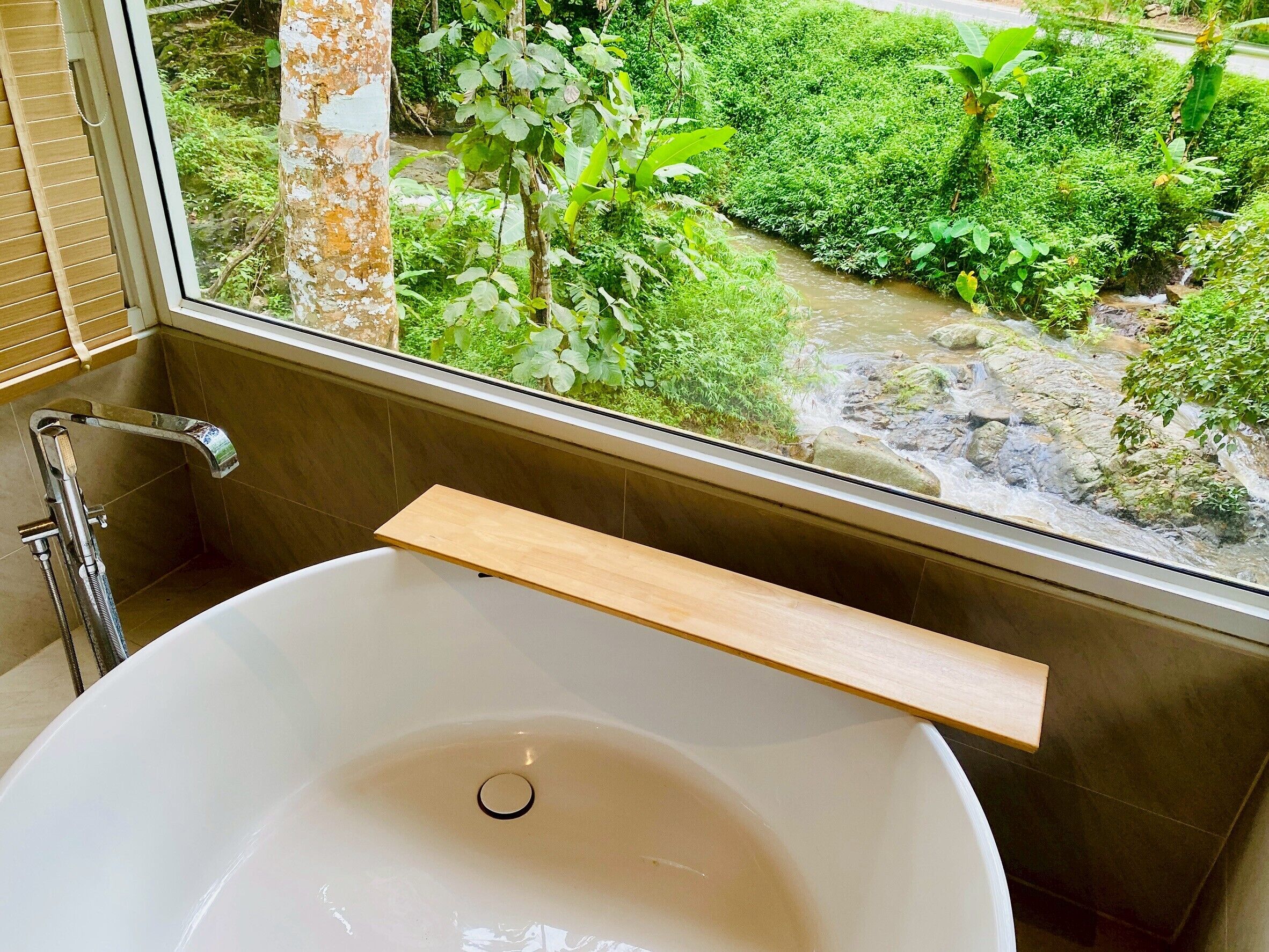 Villa Deluxe, 1 habitación, balcón, vistas al río | Baño | Artículos de higiene personal gratuitos, secador de pelo y zapatillas