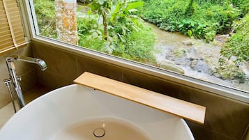 Deluxe-huvila, 1 makuuhuone, parveke, jokinäköala | Kylpyhuone | Ilmaiset hygieniatuotteet, hiustenkuivaaja, tohvelit, pyyhkeet