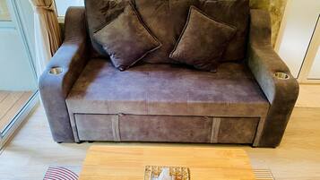 Deluxe villa, Meerdere bedden, balkon, uitzicht op rivier | Verduisterende gordijnen, geluiddichte muren, gratis wifi