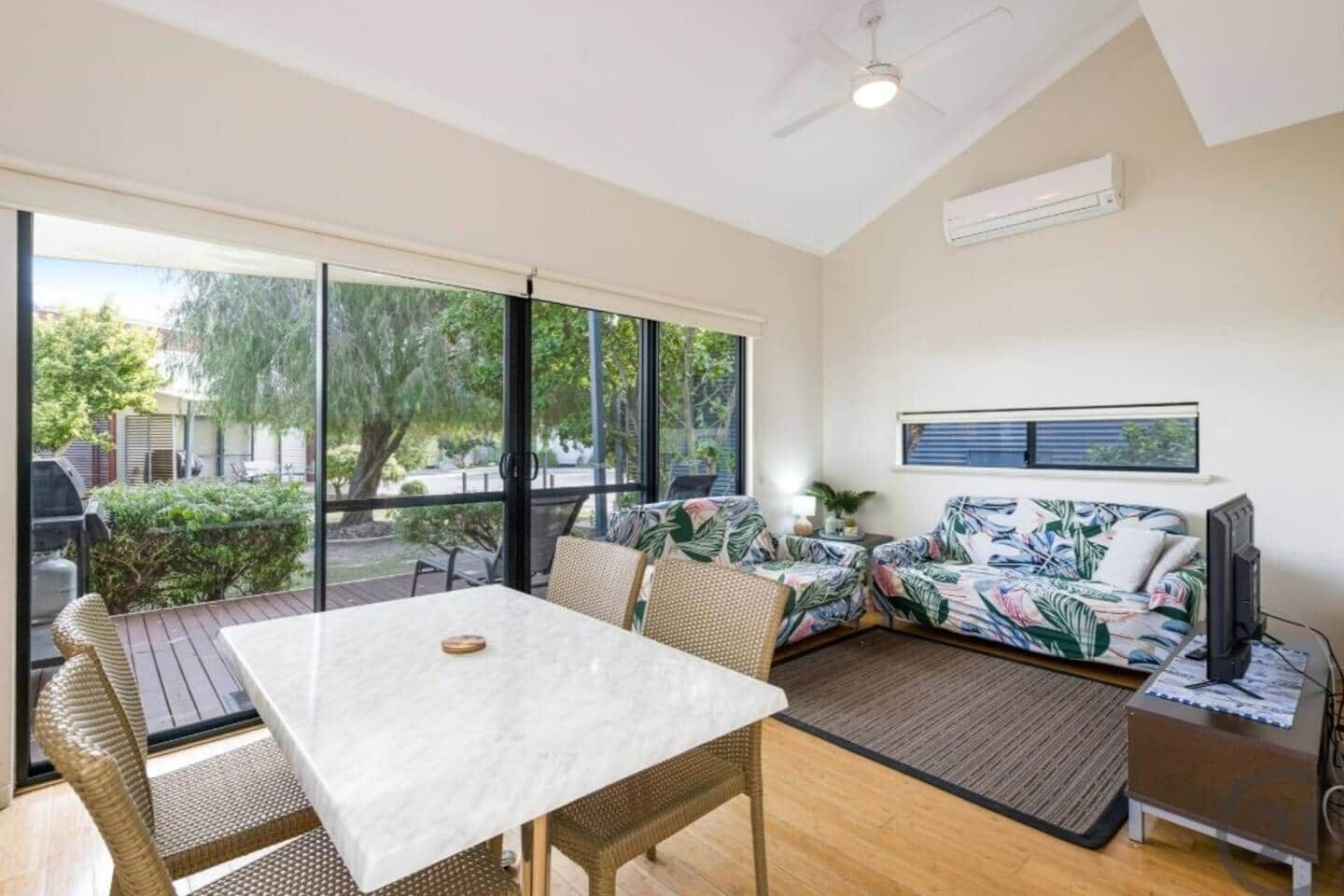 Living roomAir conditioning, Board games-Ceiling fan, Heating, smart TV, private Wifi