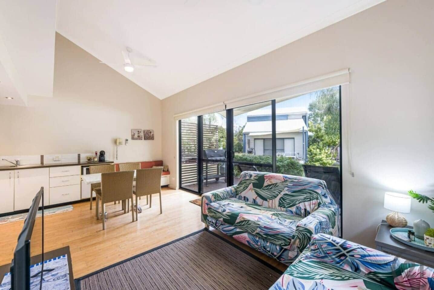 Televisión, reproductor de DVD, futbolito