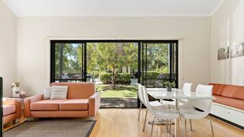 Télévision, lecteur de DVD, baby-foot