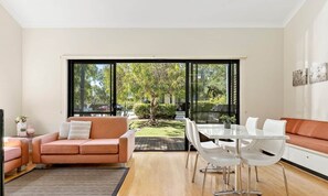 Tv, dvd-spelare och bordsfotboll