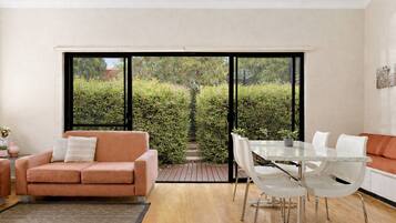 Televisión, reproductor de DVD y futbolito