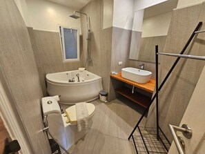 Huoneisto, parveke, rantanäköala | Kylpyhuone