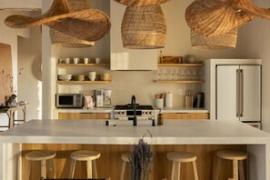 Private kitchen - Luxury Villa - Pool, Spa, Rooftop Deck and Views (Joshua Tree)