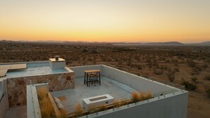 Outdoor dining - Luxury Villa - Pool, Spa, Rooftop Deck and Views (Joshua Tree)
