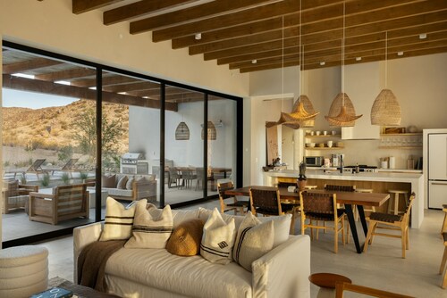 Luxury Villa - Pool, Spa, Rooftop Deck and Views