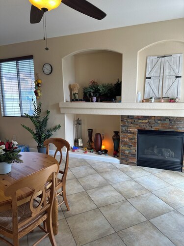 Luxury 4-bedroom house with Pool and Entertainment Room Near Airport