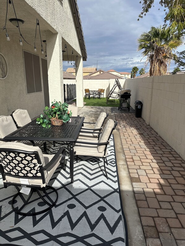 Outdoor dining - Luxury 4-bedroom house with Pool and Entertainment Room Near Airport (Las Vegas)