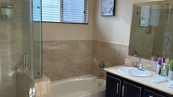 Secadora de cabello, toallas, jabón, papel de baño