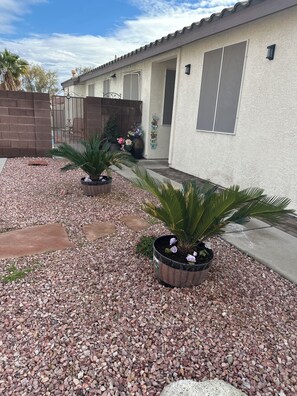 Exterior detail - Luxury 4-bedroom house with Pool and Entertainment Room Near Airport (Las Vegas)