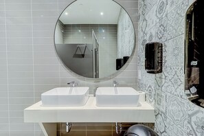 Shower, hair dryer, towels, soap - Dream Suites Near YYZ Airport (Mississauga)