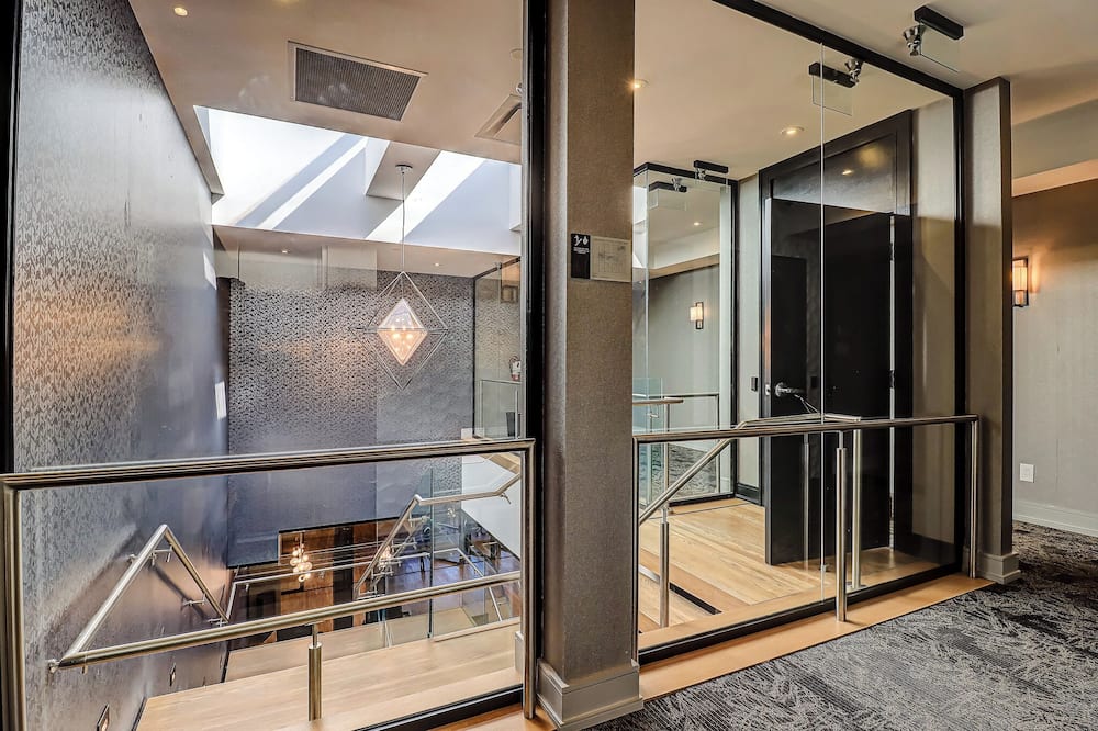 Dream Suites Near YYZ Airport