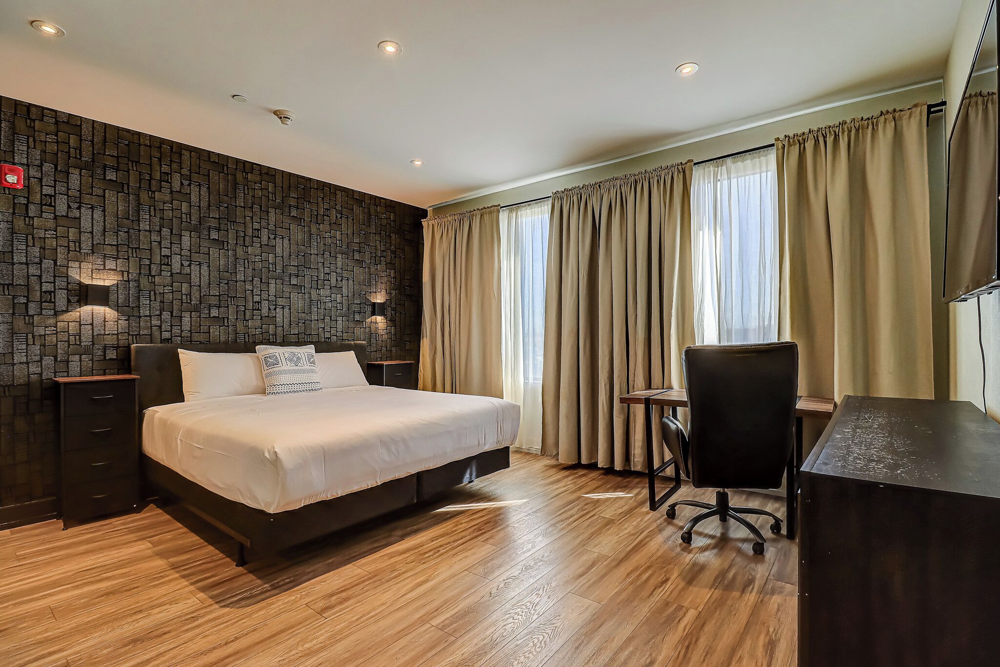 Iron/ironing board, free WiFi, bed sheets, wheelchair access