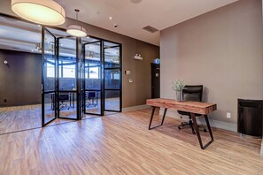 Área de estar no saguão