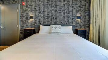 Studio, 1 Queen Bed, Non Smoking | Iron/ironing board, free WiFi, bed sheets, wheelchair access