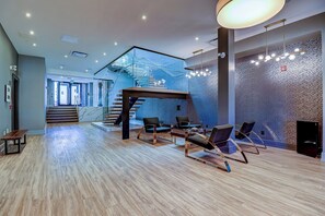 Lobby sitting area - Dream Suites Near YYZ Airport (Mississauga)
