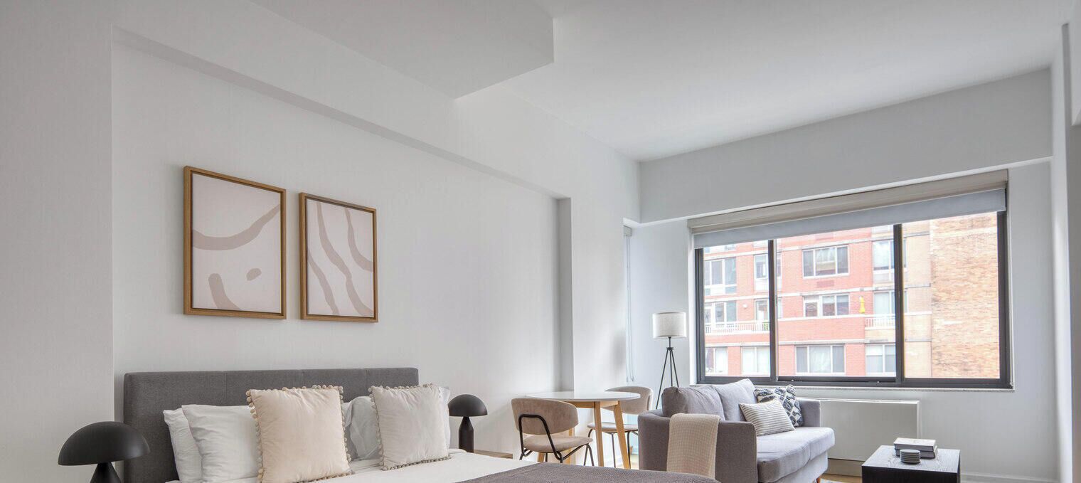 Tabla de planchar con plancha, wifi y ropa de cama 