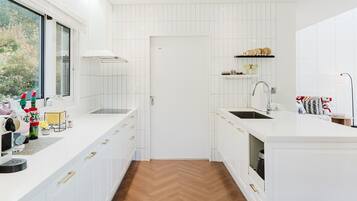 Basic Room, 3 Bedrooms (Noeuldamechae(Private)) | 3 bedrooms, free WiFi