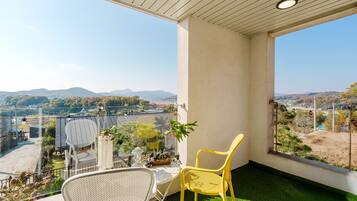 Basic Room, 3 Bedrooms (Noeuldamechae(Private)) | 3 bedrooms, free WiFi