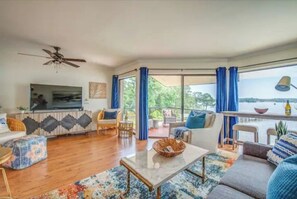 Smart TV - Majestic Lake Views - On Lake Hamilton (Hot Springs)