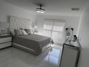 5 habitaciones, tabla de planchar con plancha, wifi y ropa de cama 