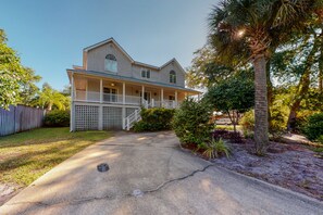 Exterior - Beautiful home with modern conveniences - close to the beach, dogs welcome (St. Simons Island)