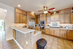 Fridge, microwave, oven, stovetop - Beautiful home with modern conveniences - close to the beach, dogs welcome (St. Simons Island)