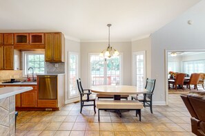 Dining - Beautiful home with modern conveniences - close to the beach, dogs welcome (St. Simons Island)