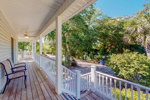 Terrace/patio - Beautiful home with modern conveniences - close to the beach, dogs welcome (St. Simons Island)