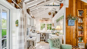 Una habitación acogedora con una estantería de madera, un escritorio y una silla cómoda.