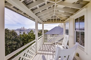 Property grounds - Beach cottage with private pool & spa, ocean views, & shared pool access (St. Simons Island)